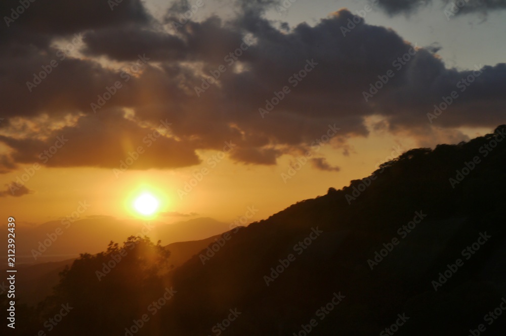 Obraz premium Sonnenuntergang über Sardinien