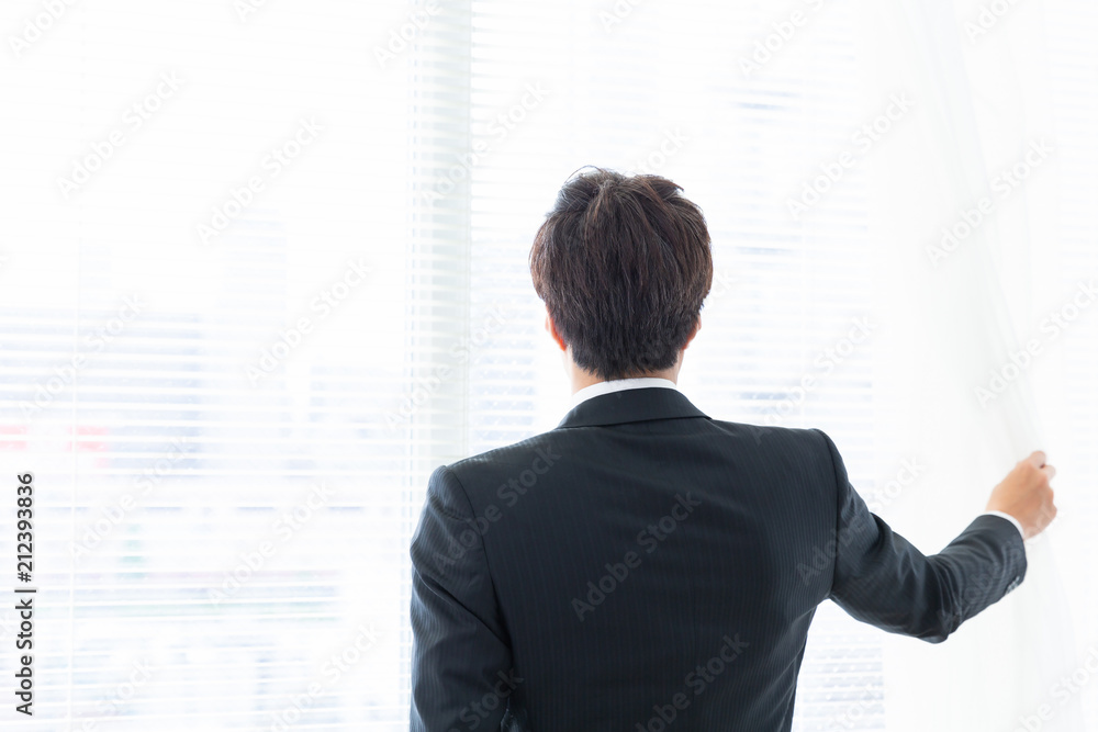 外を見るミドル男性 後ろ姿 ビジネス Stock Photo Adobe Stock 外を見るミドル男性 後ろ姿 ビジネス Stock Photo Adobe Stock