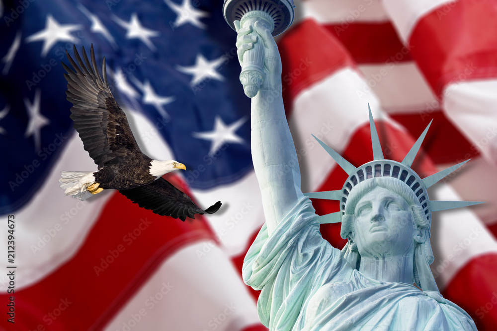 Naklejka premium Bielik i Statua Wolności z amerykańską flagą nieostry