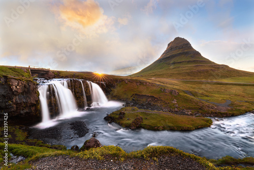 Fototapeta Naklejka Na Ścianę i Meble -  Kirkjufell Mountain Iceland