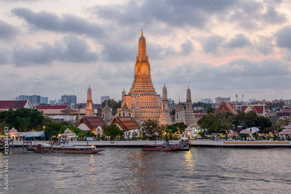 Obraz premium Wat arun night view temple in bangkok, Thailand