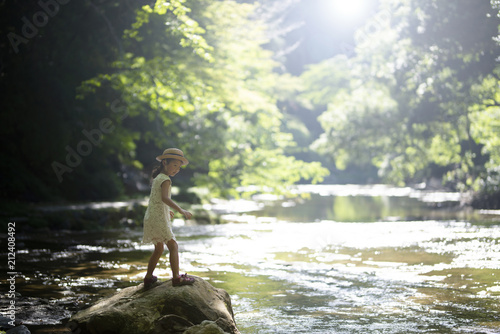 渓流で遊ぶ女の子 © hakase420