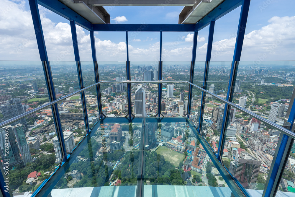Klタワーのスカイデッキにあるスカイボックスとクアラルンプールの都市風景 Stock Photo Adobe Stock