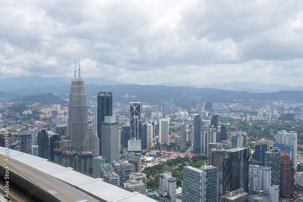 Fototapeta premium KLタワーのスカイデッキから見るクアラルンプールの都市風景