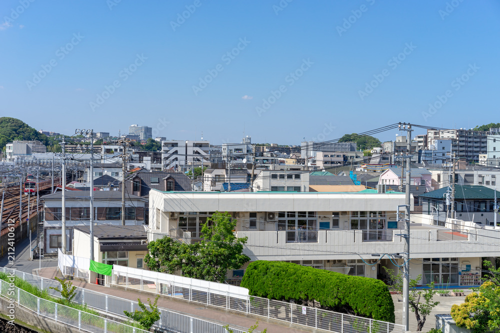 京急と金沢文庫駅周辺の風景