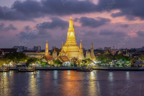 Wat arun night view temple in bangkok, Thailand © Southtownboy Studio
