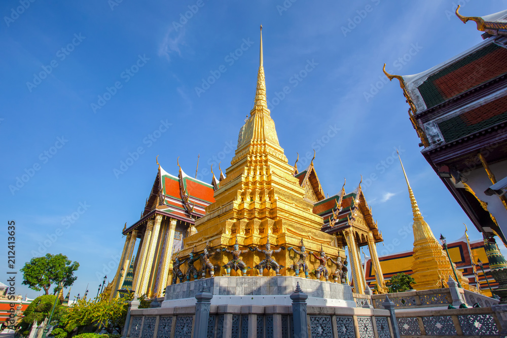 Fototapeta premium Wat Phra Kaew Ancient temple in bangkok, Thailand