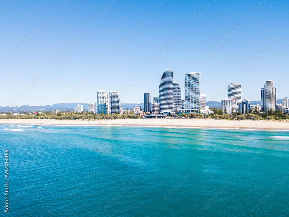 Obraz premium An aerial view of Broadbeach on the Gold Coast with blue water