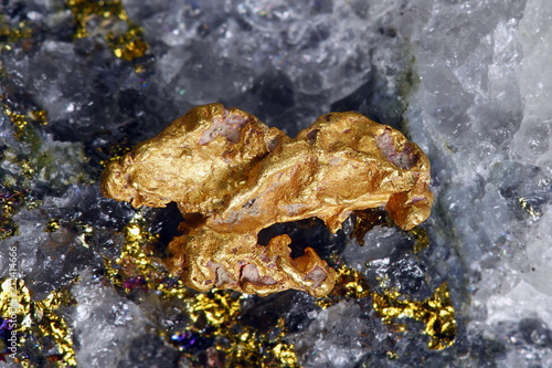 Big nugget of gold and quartz from Lapland photo