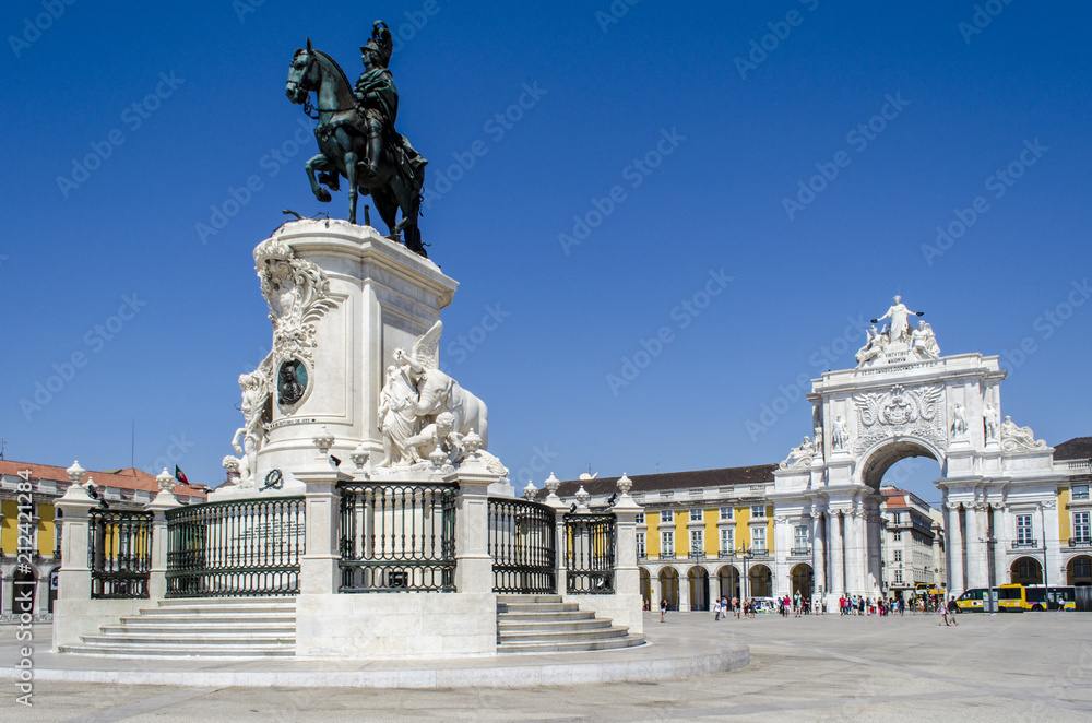 Plaza del Comercio con la Estatua ecuestre en primer plano en Lisboa, Portugal