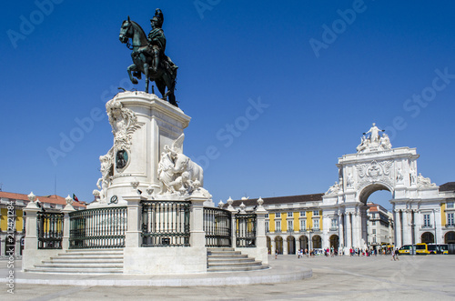Plaza del Comercio con la Estatua ecuestre en primer plano en Lisboa, Portugal