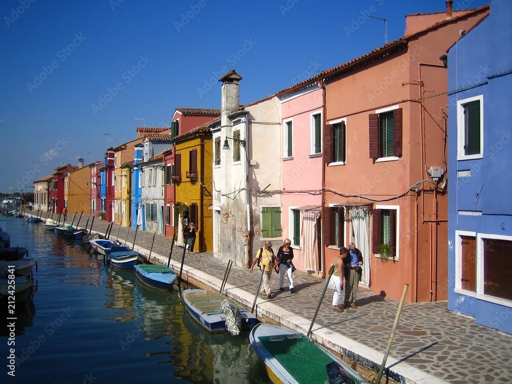Burano, maisons colorées et barques le long d'un canal (Italie)