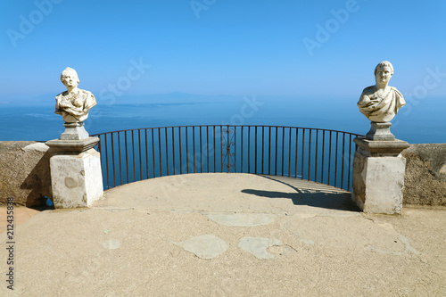 Fotografi Stone statues on sunny Terrace of Infinity in Villa Cimbrone above the sea in Ravello, Amalfi Coast, Italy