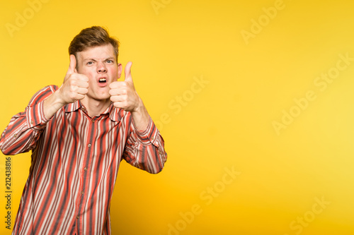 Billede på lærred approving comic funny eccentric man showing thumbs up gesture