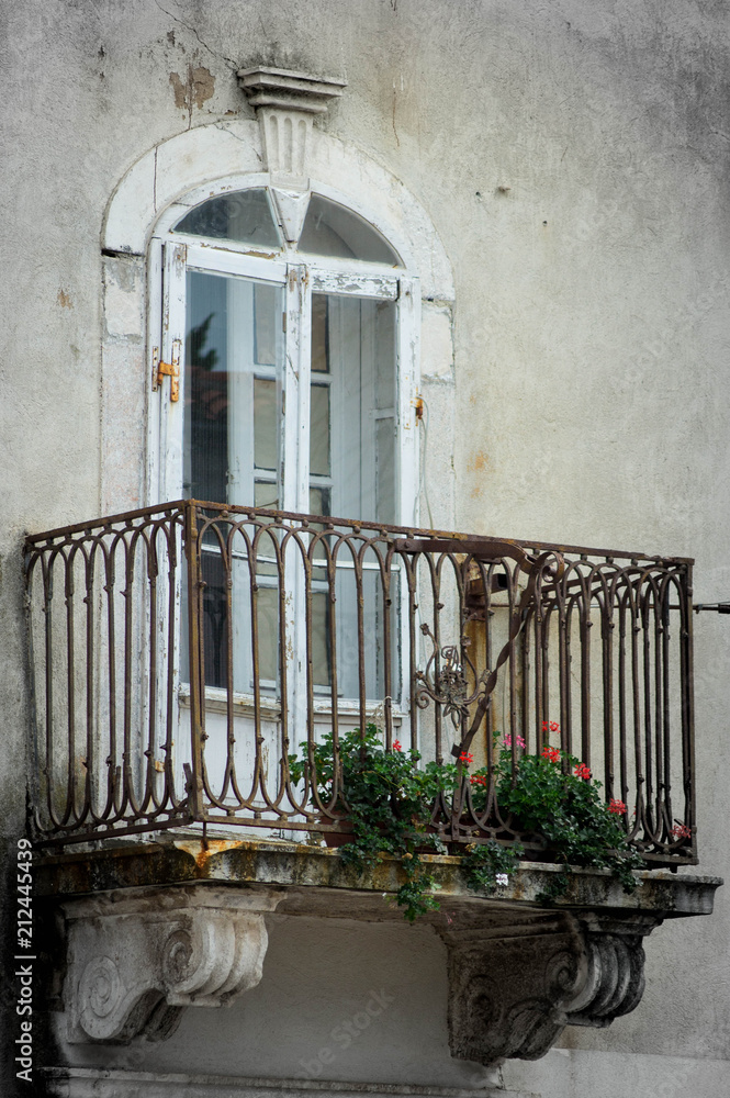 Romantischer Balkon eines alten Bauwerkes
