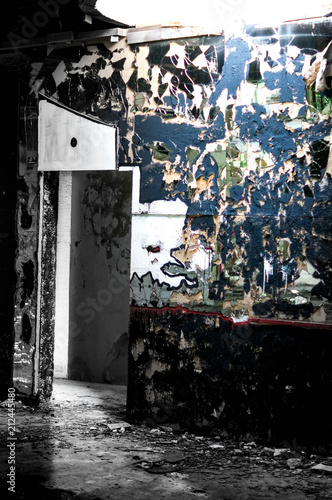Ghetto Ruine mit Durchgang und Lichteinfall teils Farbe teils schwarzweiß