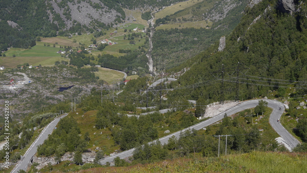 Oberhalb von Lysebotn (Norwegen) in den Bergen, Aussicht auf den Ort und die steile Straße