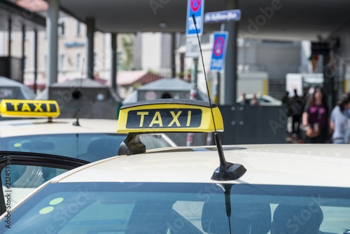 Taxi Schild auf einem Taxi, Deutschland