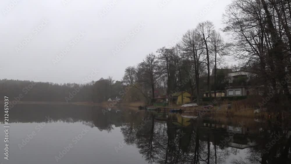 Wochenendhäuser am Ufer des Sees Wochenendhäuser am Ufer des Sees
