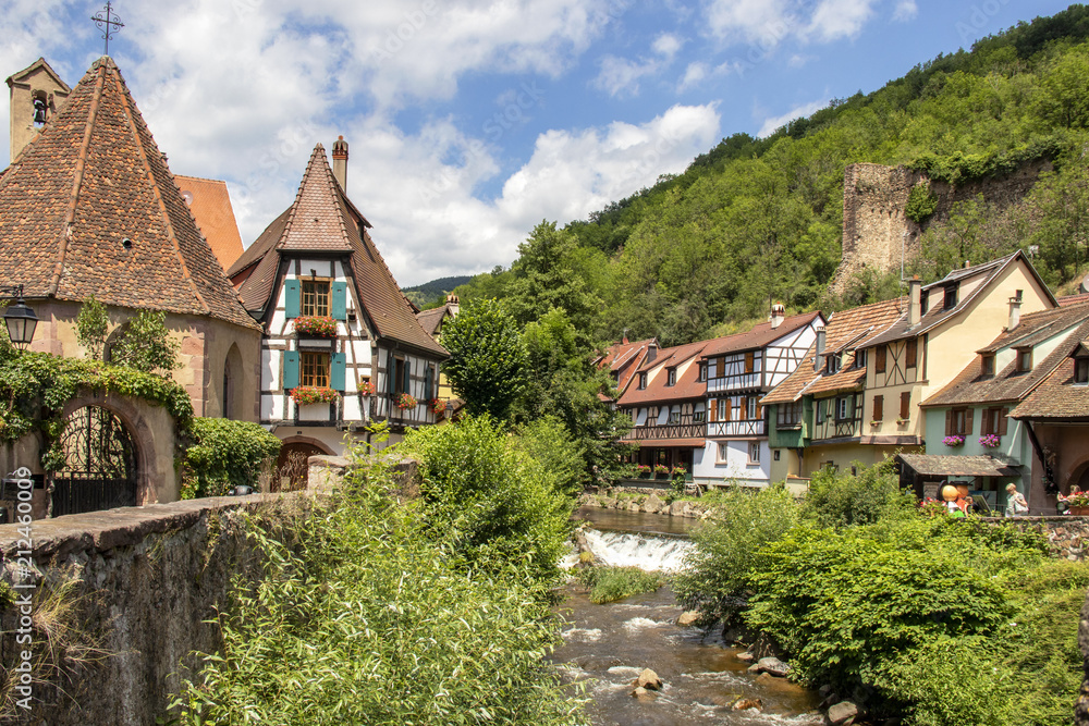 Kaysersberg. Maisons au bord de la Weiss, Haut Rhin, Alsace. Grand Est