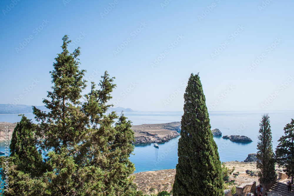 Obraz premium view of lindos harbor from acropolis on rhodes island