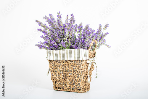 Fototapeta Naklejka Na Ścianę i Meble -  Mazzo di lavanda officinale in cestino di vimini su sfondo bianco