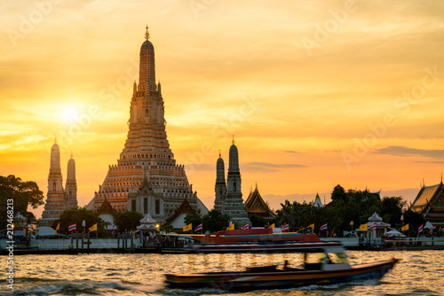 Sunset silhouette scence of Wat Arun Ratchawararam Ratchawaramahawihan Temple in bangkok  Thailand