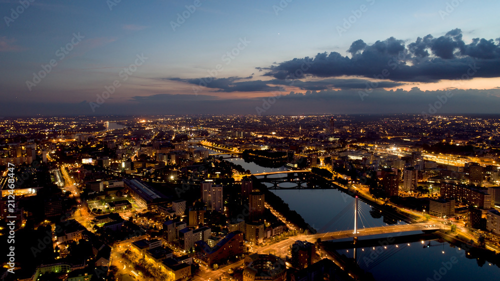 Photographie aérienne de Nantes à la tombée de la nuit, France