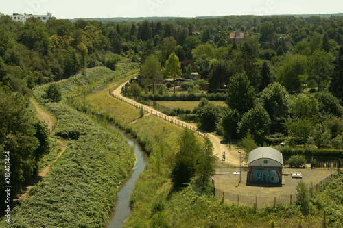 Blick von der Schnettkerbrücke auf die Emscher in Dortmund