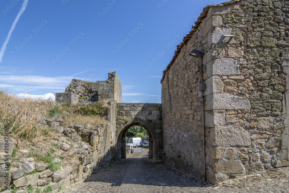 Puerta del recinto amurallado del castillo de Pinhel en el distrito de Guarda, Portugal