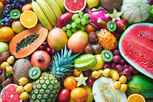 Fototapeta Asortyment kolorowych dojrzałych owoców tropikalnych - widok z góry do kuchni