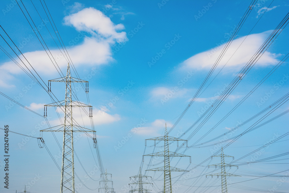 Strommast unter blauen Himmel Strommast unter blauen Himmel