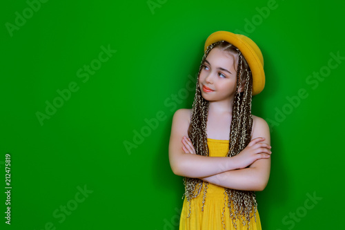 летний яркий образ красивой девочки в шляпке с улыбкой