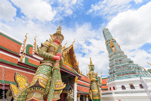 Foto Giant statue with Pagoda in Wat Phra Kaew /  Wat Phra Kaew Public Landmark in Th