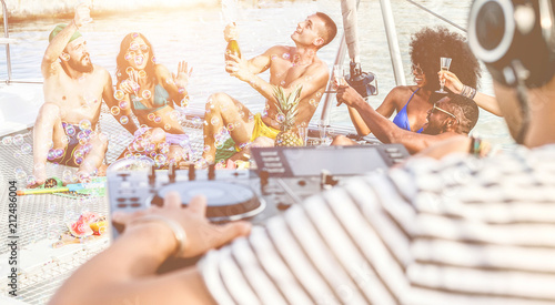 Canvas Print Happy friends drinking champagne in summer boat party