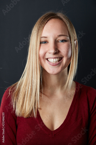 Junge lächelnde Frau mit blonder Frisur