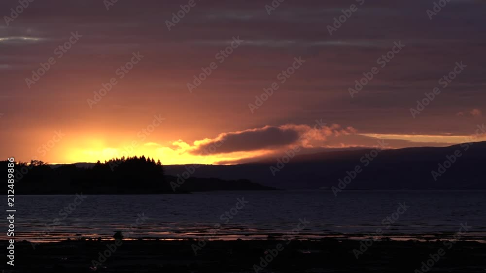 Coucher de soleil sur une forêt / Wide shot of the sunset on the scottish forest Coucher de soleil sur une forêt / Wide shot of the sunset on the scottish forest