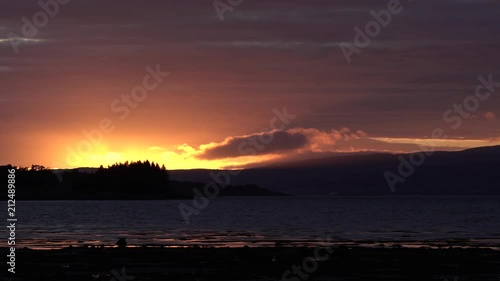 Coucher de soleil sur une forêt / Wide shot of the sunset on the scottish forest