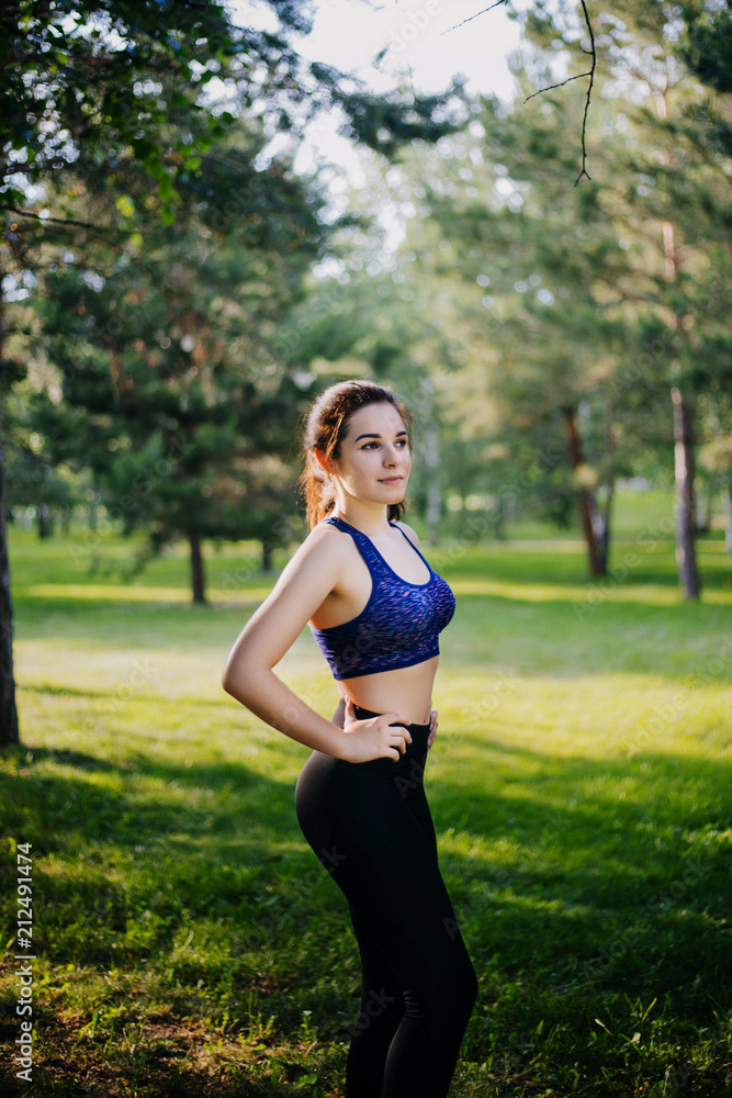 A beautiful girl in the park is engaged in sports. A model with clean skin and oboyatelnoy ulvbkoy in sportswear. Open-air trainings. A beautiful girl in the park is engaged in sports. A model with clean skin and oboyatelnoy ulvbkoy in sportswear. Open-air trainings.