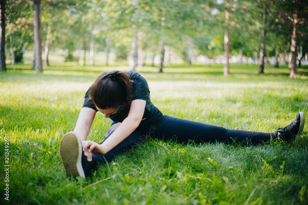 A beautiful girl in the park is engaged in sports. A model with clean skin and oboyatelnoy ulvbkoy in sportswear. Open-air trainings. A beautiful girl in the park is engaged in sports. A model with clean skin and oboyatelnoy ulvbkoy in sportswear. Open-air trainings.