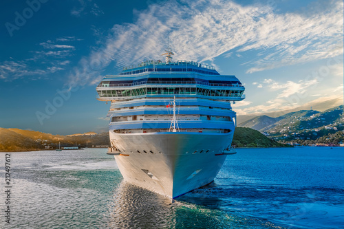 Принти на полотні White Cruise Ship from Front