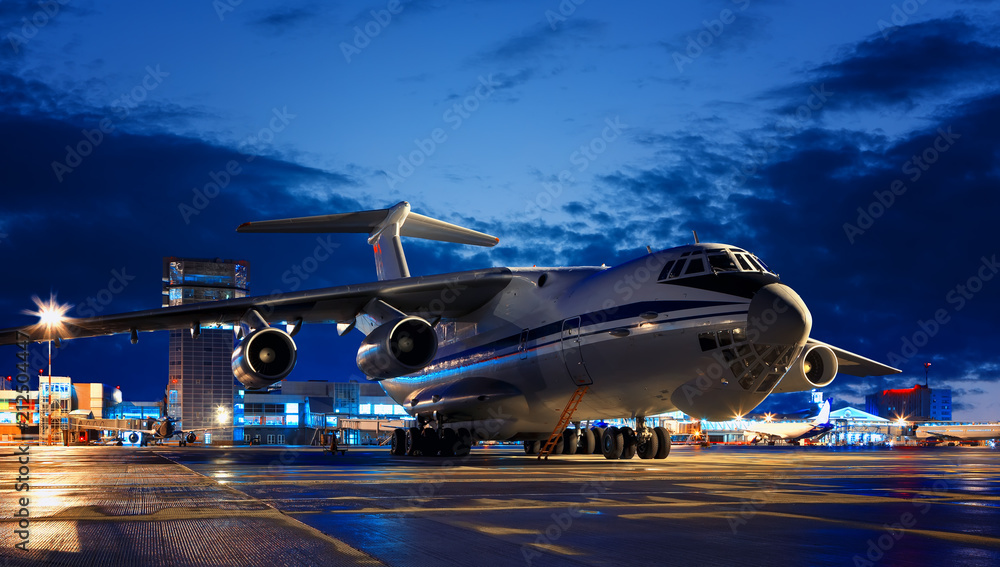 Fototapeta premium Duży rosyjski samolot towarowy IL-76 z bliska nocy na lotnisku Jekaterynburg.