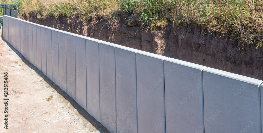 Stützmauer aus BetonLSteinen StockFoto Adobe Stock