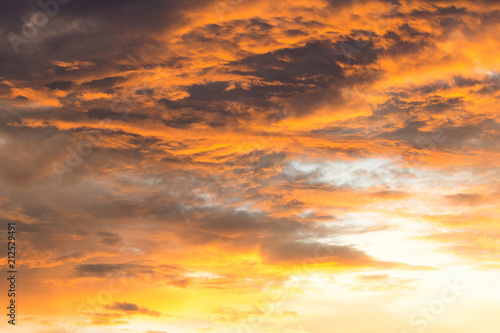 Fototapeta Naklejka Na Ścianę i Meble -  dramatic cloud and sunset