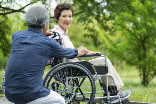 車いすで散歩する老夫婦