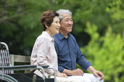 ベンチに座る老夫婦 © milatas