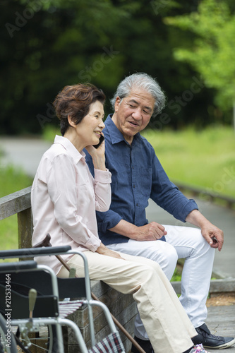 ベンチに座る老夫婦 © milatas