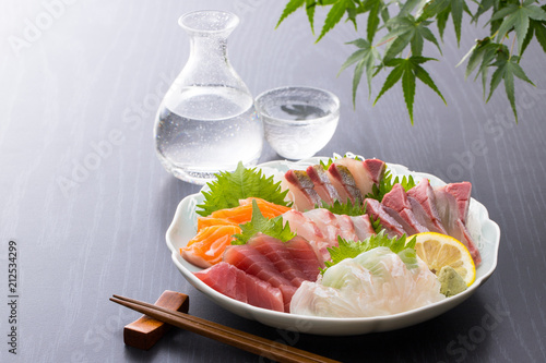 Różne sashimi i zimne sake