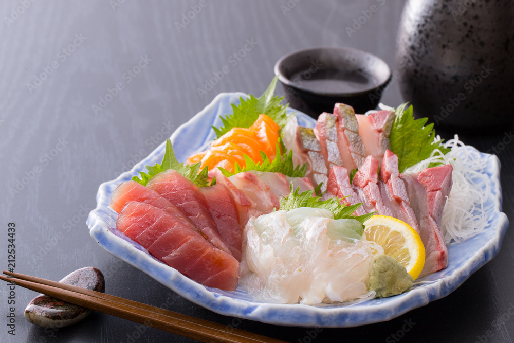 刺身の盛合せと日本酒