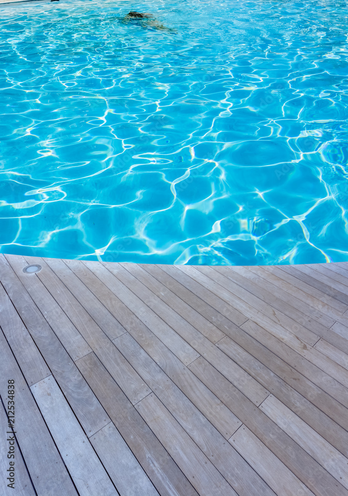  piscine bleue avec terrasse en bois 